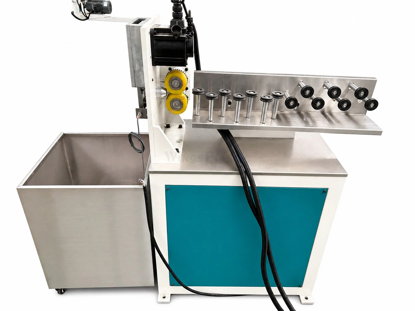 Servo cutting unit for PVC medical saliva ejector hose